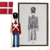 Kay Bojesen mini fanebærer og plakat. Den dekorative plakat er håndtegnet af Vicky Gry Hjortsøe og byder på mange skjulte figurer. Sjov at kigge på