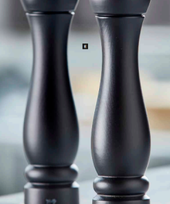 Peugeot salt og pebersæt Clermont sort er et flot lille sæt som passer perfekt til frokostbordet. Både i størrelse og design