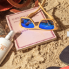 Solbrille i bambus med spejlede linser og UV400 beskyttelse. I et naturligt materiale, der kan være forskel på størrelser og farver fra produkt til produkt.