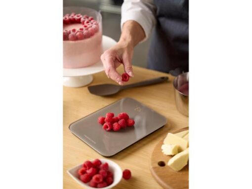 Blomsterbergs køkkenvægt, er med hærdet glasoverflade i en smuk latte farve, som kombinerer moderne design og maksimal præcision, når du skal afmåle