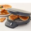 Blomsterbergs vaffeljern, forkæl familien med de lækreste hjerteformede vafler. Vaffeljernets plader med en diameter på 20 cm og non-stick-belægning