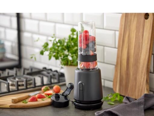 Nordic sense smoothieblender, er til dig, som gerne vil have friske smoothies med på farten. Har en 300 watt motor og fire skarpe knivblade i rustfrit stål