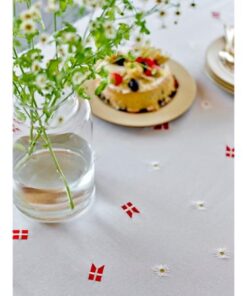 Södahl dug broderet med tillykke flag, Nu kan du fejre med stil. Dugen prydes af Dannebrog og delikate margueritter, også kendt som Daisies