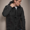 Tee Jays Hooded Crossover Jacket Herre, er inspireret af den stigende trend, kombinere forskellige materialer til én style. giver et sporty/urban look.