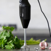 Bamix Daily stavblender i sort med ergonomisk greb og enen kraftig 140 watt motor med to hastighedsindstillinger. Suverænt enkel