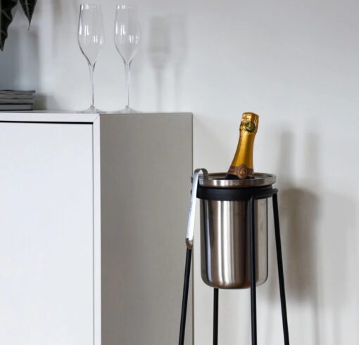 SACKit vinkøler i 2 farver Brug SACKit vinkøleren alene eller med vores Patio Accessory Stand, Patio Sofa bord, som er en del af vores outdoor sortiment.