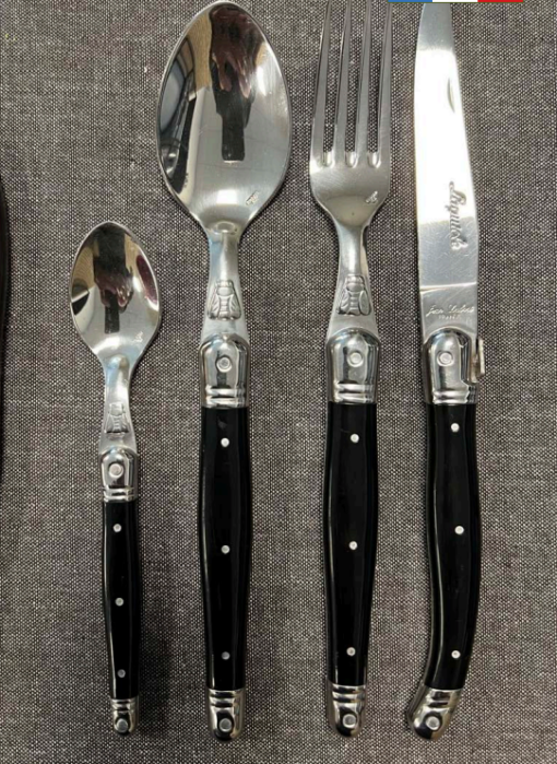 Laguiole bestik fra Jean Dubost, af bedste skuffe.  Familievirksomheden grundlagt i 1920 og med stor ærlighed for bestik og knive af høj kvalitet,