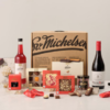 SV.Michelsen Fairtrade chokolade og vin 400, dejlig gavekuffert med Fairtrade chokolade & vin, som er et perfekt indsalg til de hyggelige juledage