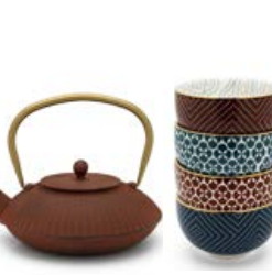 Bredjemeijer tekande gavesæt Linhai, sættet indeholder en støbejerns tekande og 4 porcelænskopper, virkelig flot sæt som skaber stemning. Kommer i gave æsk