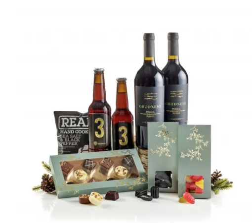 Sampak Julehygge 2024, fin gave med både vin,øl, luksuschokolade og knas. Dejlig at modtage og give op til højtiden. God at dele