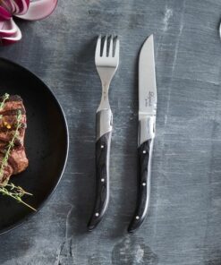 Laguiole steak bestik i 2 materialer Steakknive eller gafler er med håndtag af i enten rosewood eller sort træ. Perfekt til grillaften med venner og familie