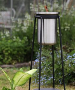 SACKit Outdoor Stand Ø14 med vinkøle er en udendørs stander i pulverlakeret rustfrit i et enkelt design og passer perfekt til SACKit Vinkøler