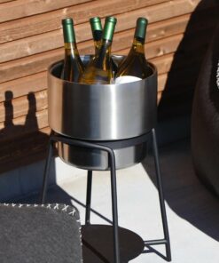 SACKit Outdoor Stand Ø22 er en udendørs stander i pulverlakeret rustfrit stål og wine bucket i et enkelt design