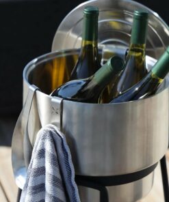 SACKit wine bucket med tilbehør praktisk som er designet i smukke geometriske former og lækkert rustfrit stål. Både is- og vinkøleren