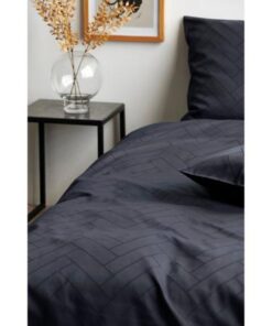 Södahl Sengetøj Tiles, Sov i udsøgt damasksengetøj, det klassiske sildebensmønster vævet ind i stoffet, et look vil få sengen til at føles ekstra luksuriøs. 