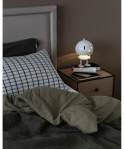 Hoptimist Bumble lampe i 3 farver, lad Hoptimist-lampen fylde rummet med lys og hygge, hvor end du placerer den. Bumble-lampen skaber glæde i hjemmet. Hoptimist Bumble lampe i 3 farver, uanset om du lader den flytte ind på skrivebordet, i dit favorithjørne, på natbordet eller i børneværelset. Ens pris: 560,-..Vejl.pris 1099,- Højde: H 23 cm Farve: - Soft Sky - Soft Choko - White