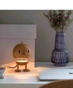 Hoptimist lampe i L Lad Hoptimist-lampen fylde rummet med lys og hygge, uanset om du lader den flytte ind på skrivebordet, dit favorithjørne, natbordet osv.
