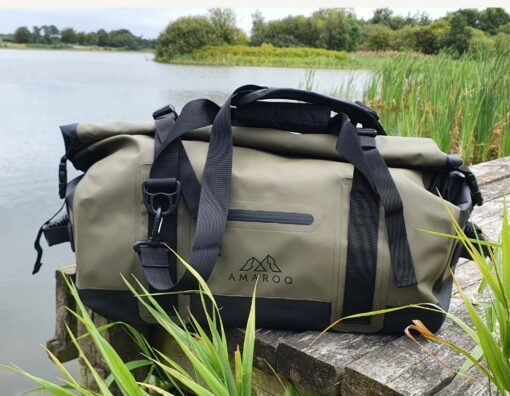 Amaroq duffelbag i forskellige størrelser og er ideel til dags og weekend turen. Det kraftige 500D Tarpaulin Materiale holder vand og støv ude