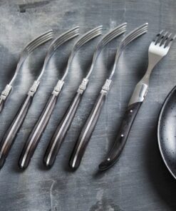Laguiole steak bestik i 2 materialer Steakknive eller gafler er med håndtag af i enten rosewood eller sort træ. Perfekt til grillaften med venner og familie
