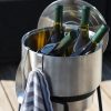 SACKit wine bucket med tilbehør praktisk som er designet i smukke geometriske former og lækkert rustfrit stål. Både is- og vinkøleren