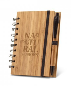 A5 notesblok Dickens med spiralryg A5 spiral notesblok med bambus hardcover, 140 linjede genbrugte sider (100%) og kuglepenholder (pen inkluderet).