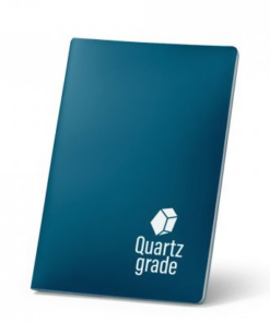 A5 notesbog Queiros i stenpapir, soft cover omslag (620g/m2) med 128 blanke sider (120g/m2). 140 x 210 mm. Kommer i 4 farver. 