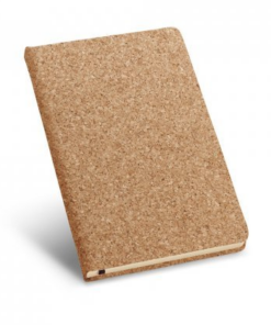 A6 notesbog Adams i kork med 160 elfenben sider og bogmærke bånd. 90 x 142 mm. Produceret med FSC produkt, bidrager den til vores miljø.