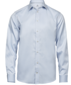 Luxury comfort fit dress shirt med moderat cutaway-krave og manchetter med to knapper. Vores signatur twofold fine 100 dobbelt twill-stof