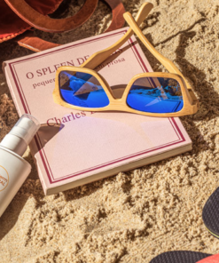 Solbrille i bambus med spejlede linser og UV400 beskyttelse. I et naturligt materiale, der kan være forskel på størrelser og farver fra produkt til produkt.