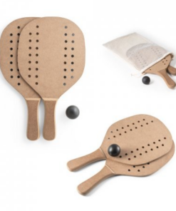 Strand tennissæt i naturlige materialer, strandspil bestående af 2 bat og bold, leveres i bomuldpose. Naturprodukt, kan være forskel på størrelser/farver