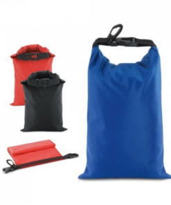 Vandtæt taske op til 2,5 L, med klikspænde, karabinhage. Praktisk og kompakt taske til outdoor brug.Rumme op til 2,5 L 175 x 325 mm. Kommer i 3 farver