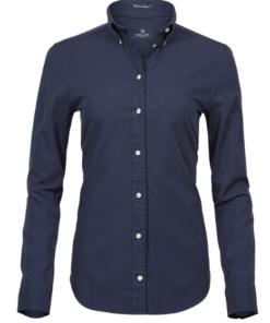 Tee Jays perfekt Oxford skjorte Dame, er garment washed, giver et blødt look. Det faconsyede snit med box pleat på ryggen fremstå den klassisk, afslappet.
