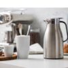 Alfi skyline termokande 2 farver, i cool stil med høj funktionalitet i køkkenet og på kaffebordet. Termokande i rustfrit stål i høj kvalitet.