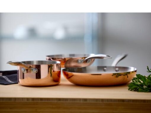 Blomsterbergs kasserolle og stegepande 28 cm køkkengrej af kobber er både tidløst, stilfuldt og funktionelt, og i rustfrit stål. En kraftig aluminiumkerne