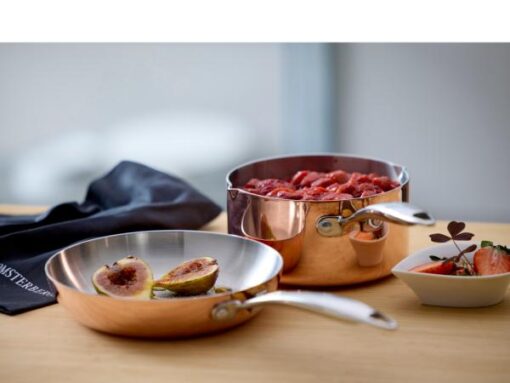Blomsterbergs kasserolle og stegepande 20 cm køkkengrej af kobber er både tidløst, stilfuldt og funktionelt, og i rustfrit stål. En kraftig aluminiumkerne