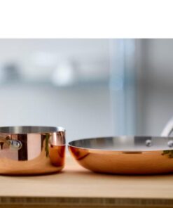 Blomsterbergs kasserolle og stegepande 28 cm køkkengrej af kobber er både tidløst, stilfuldt og funktionelt, og i rustfrit stål. En kraftig aluminiumkerne