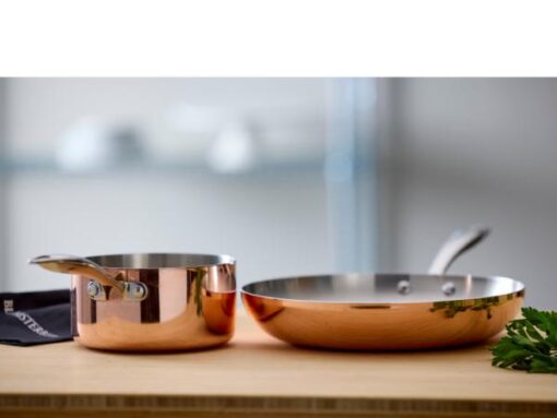 Blomsterbergs kasserolle og stegepande 28 cm køkkengrej af kobber er både tidløst, stilfuldt og funktionelt, og i rustfrit stål. En kraftig aluminiumkerne