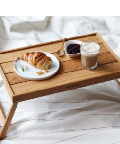 Blomsterbergs sengebakke, Serverings-/sengebakke med sammenklappelige ben. Server dejlig morgenmad på sengen eller nyd en afslappet stund i sofaen. Bakken aftørres med en fugtig klud og kan løbende vedligeholdes med madolie.