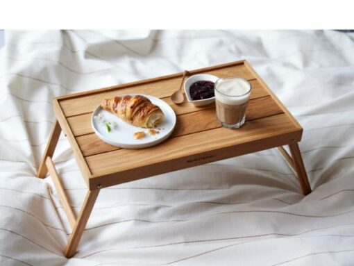 Blomsterbergs sengebakke, Serverings-/sengebakke med sammenklappelige ben. Server dejlig morgenmad på sengen eller nyd en afslappet stund i sofaen. Bakken aftørres med en fugtig klud og kan løbende vedligeholdes med madolie.