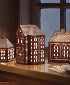Kähler Gingerbread Huse 3 stk.at vælge imellem. En en serie af håndlavede honningkagehuse, hvor Kähler ophav og den danske jul er sat på en fælles design