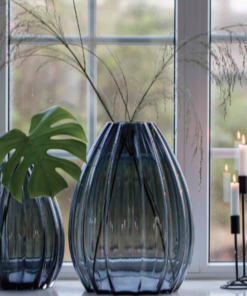 Holmegaard 2Lips vase 2 størrelser,inviter naturen indenfor og skab forårsstemning året rundt. Inspiration til 2Lips vasen er et tulipanhovedets form