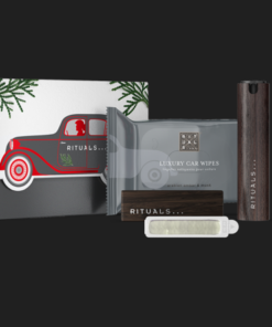 Rituals homme bil pakke, Dette skønne gavesæt er den perfekte gave til en ven, et familiemedlem, eller hvis du vil forkæle dig selv. Rituals homme bil pakke, gavesættet indeholder en luksuriøs bilparfume, en bilparfume holder i træ, luksuriøse renseservietter til bilen og en luftfrisker til bilen, og hvert produkt dufter af vores ikoniske samt populære kollektion The Ritual of Homme. Indhold 1 X Homme Car Perfume 1 X Homme Car Wipes 1 X Car Perfume Holder 1 X Homme Car Air Freshener