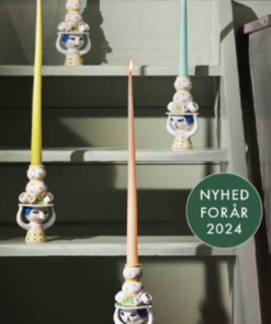 Bjørn Wiinblad lady Lysestager 2 stk, Invitér den nye hattefrøken indenfor, og lad hende skabe glæde i boligen med sine fine farver, finurlige detaljer,
