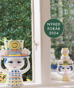 Bjørn Wiinblad lady with a hat, Invitér den nye hattefrøken indenfor, og lad hende skabe glæde i boligen. Denne sampak med vase og lysestage