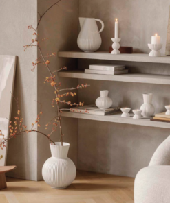 Lyngby procelæn Tura vaser, vælg mellem vase el. kandevase.Den smukke og skulpturelle Tura vase el kandevase i kridhvid porcelæn af Philip Bro Ludvigsen