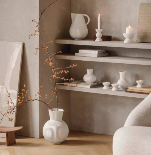 Lyngby procelæn Tura vaser, vælg mellem vase el. kandevase.Den smukke og skulpturelle Tura vase el kandevase i kridhvid porcelæn af Philip Bro Ludvigsen
