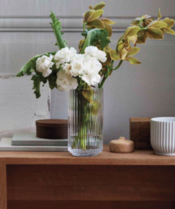 Lyngby Porcelæn Lyngbyvasen 38 cm, 3 farver. Den evigt populære Lyngbyvase er efterhånden blevet en ægte designklassiker.