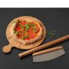 Morsø foresta pizza sæt, Til pizzaproduktionen derhjemme får du i denne gavepakke et pizzaskærebræt i FSC-certificeret egetræ, en rullepind, urteskærer 