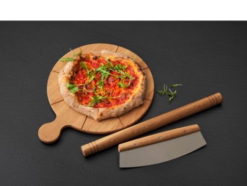 Morsø foresta pizza sæt, Til pizzaproduktionen derhjemme får du i denne gavepakke et pizzaskærebræt i FSC-certificeret egetræ, en rullepind, urteskærer 