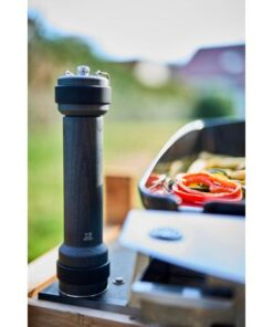 Peugeot BBQ peberkværn til udendørsbrug, er designet til udendørsbrug, f.eks. ved grillen eller i udekøkkenet. Kværnen har lys, som automatisk tænder,